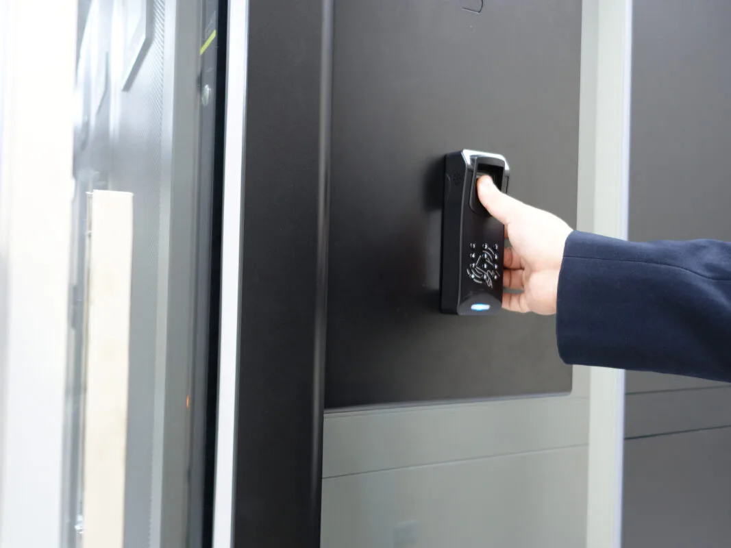 Σύστημα ελέγχου πρόσβασης με smart lock και ψηφιακό πληκτρολόγιο