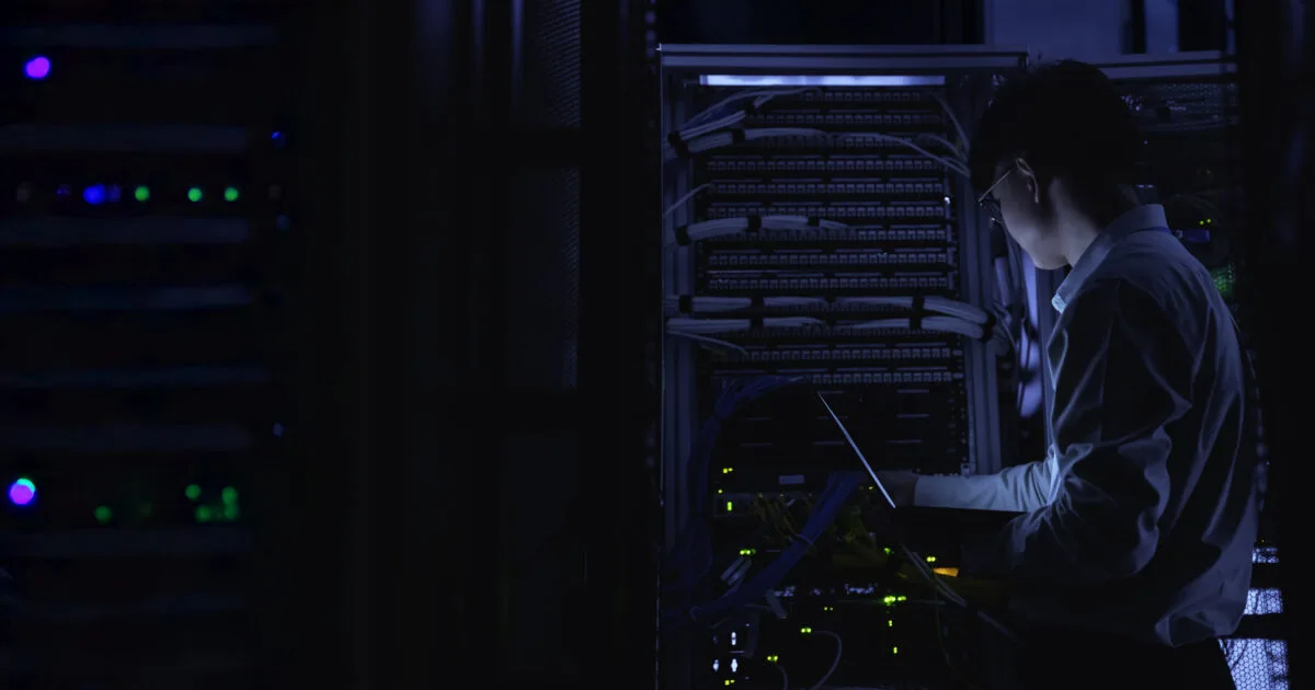 Managed IT υποδομή — server room, δίκτυο και τεχνική υποστήριξη CNSTECH