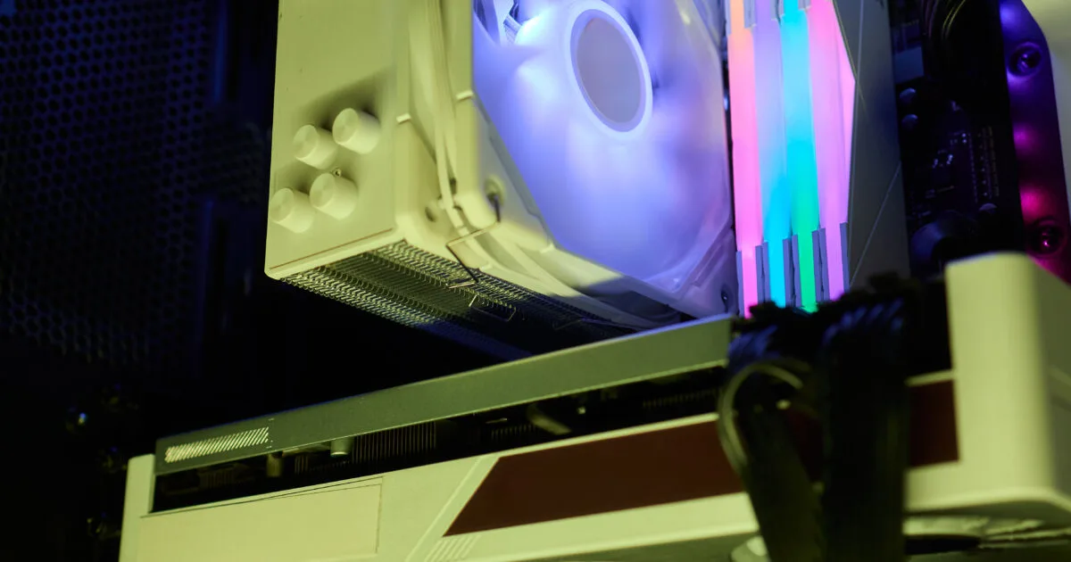 High-performance custom gaming PC build με RGB lighting από την CNSTECH