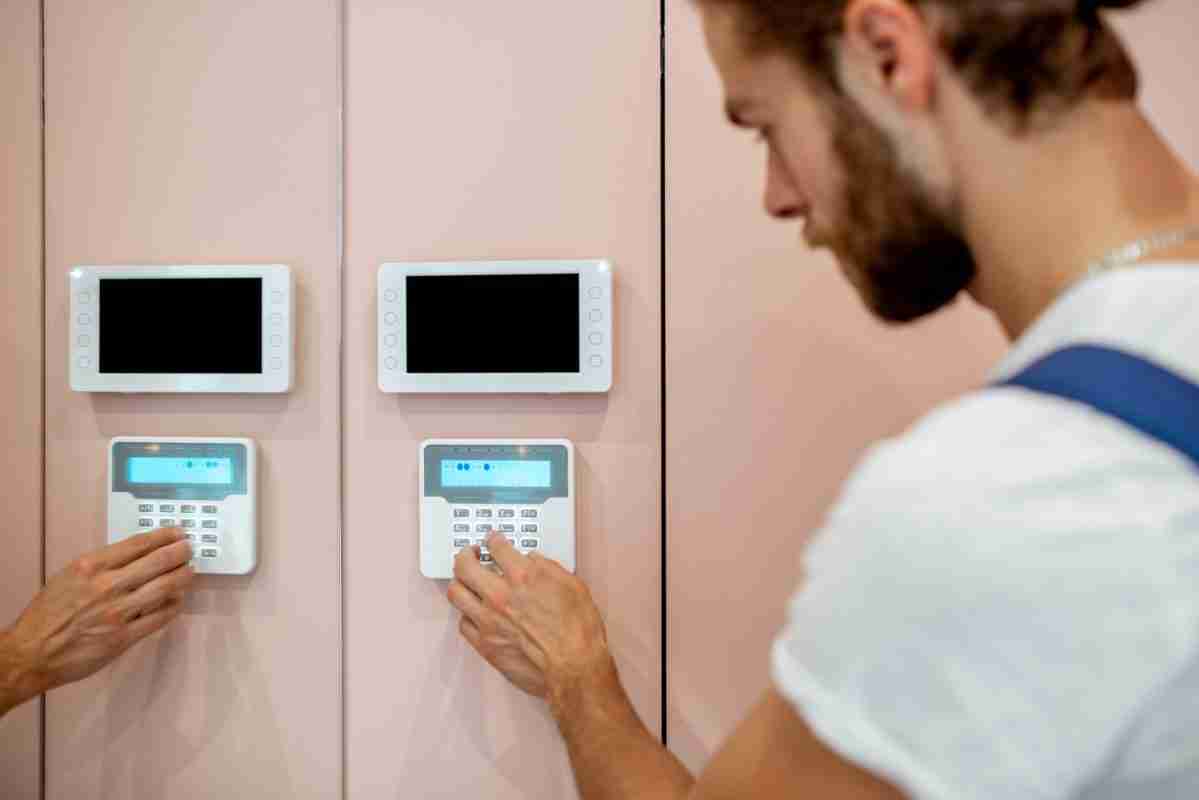 Τεχνικός εγκαθιστά σύστημα συναγερμού σε κατοικία