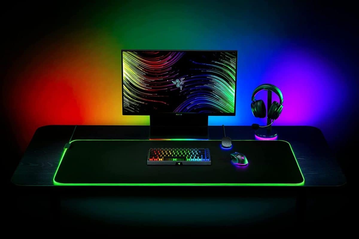 Razer GOLIATHUS CHROMA 3XL – Gaming Mousepad – RGB – Soft, Cloth Material – Balanced Control & Speed