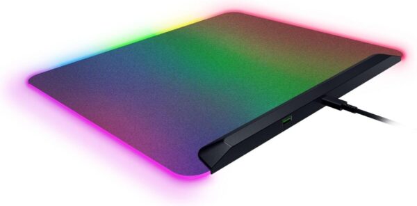 Σαρώστε και γλιστρήστε σε δόξα RGB με το Razer Firefly V2 Pro - το πρώτο στον κόσμο Gaming Mouse Pad με οπίσθιο φωτισμό LED. Εξοπλισμένο με 15 ξεχωριστά παραμετροποιήσιμες ζώνες φωτισμού που τροφοδοτούνται από το Razer Chroma RGB