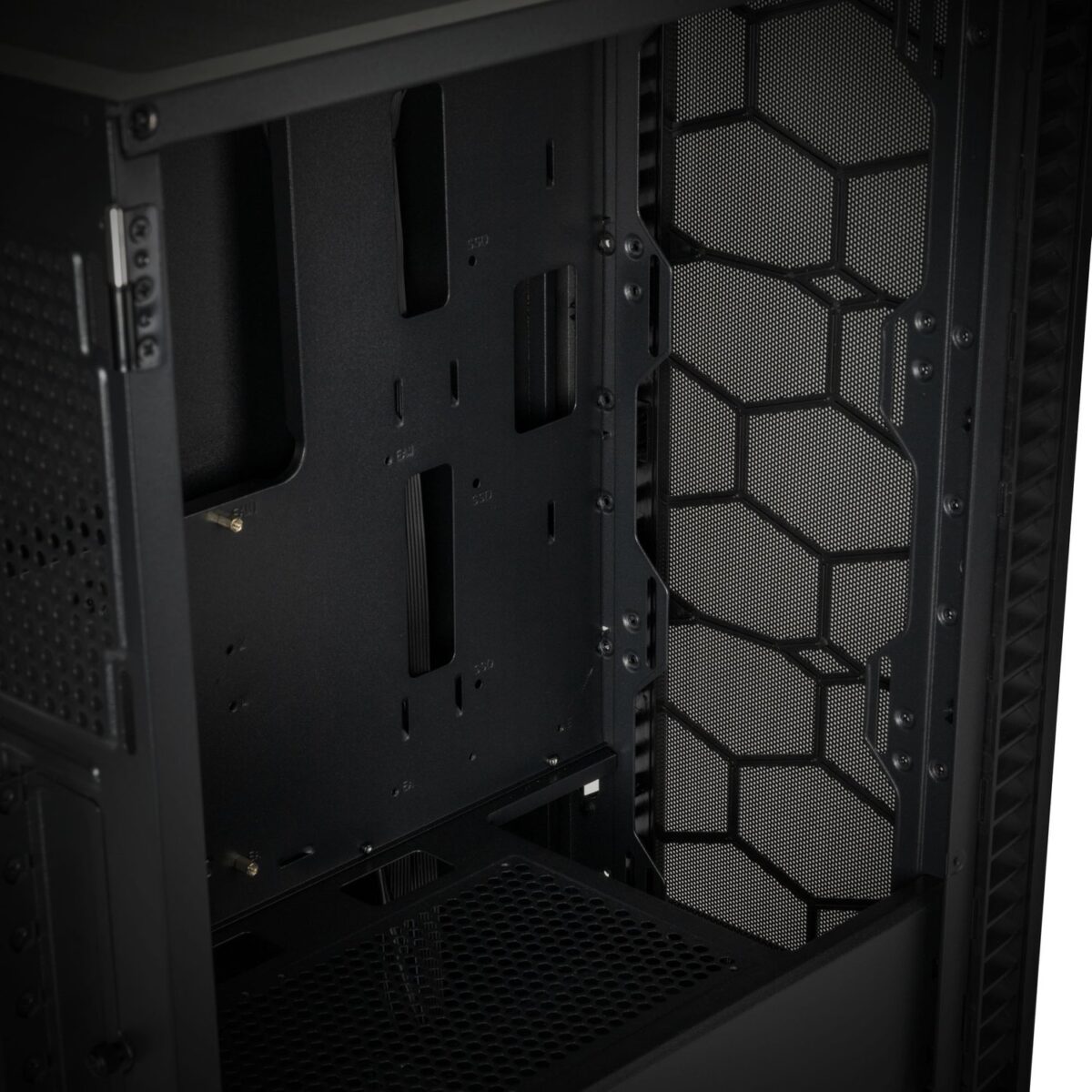 Kolink Observatory HF Mesh Core Midi Tower Case - Black No Fans 3 5 mm με ένα στιβαρό μπροστινό πάνελ πλέγματος. Αυτό το μοντέλο επιδεικνύει ένα πλήρως αρθρωτό πλευρικό πάνελ από Tempered Glass