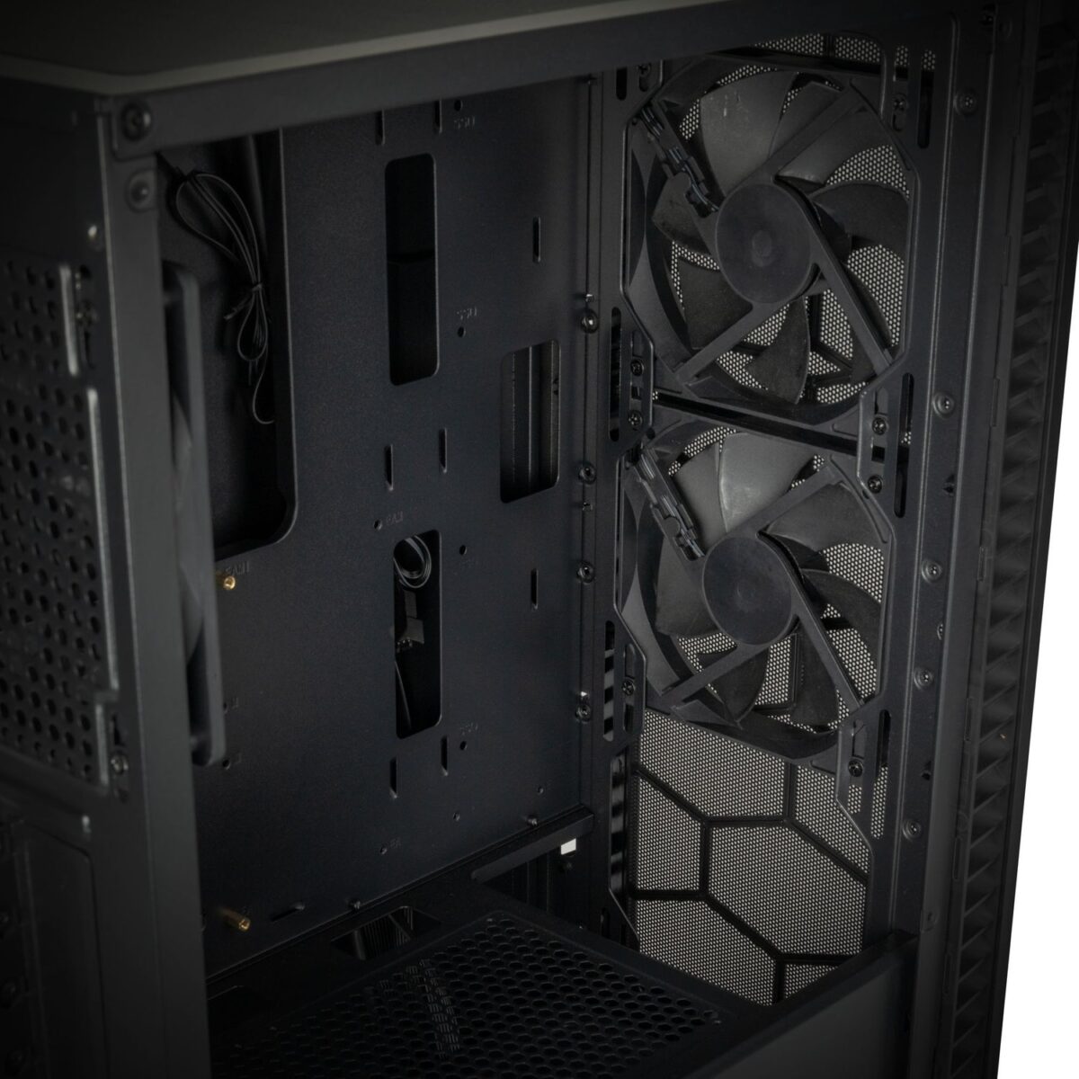 Kolink Observatory HF Mesh PWM Midi Tower Case - Black (with 3x120mm black PWM Fans) 5 αλλά εξασφαλίζει επίσης εξαιρετικό εξαερισμό. Το δεξιό πλευρικό πάνελ είναι κατασκευασμένο από επίπεδο μέταλλο