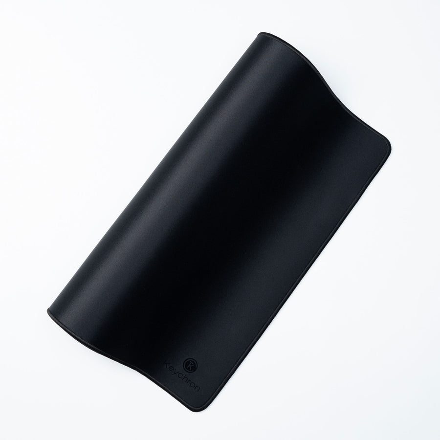 Keychron Desk Mat - Black (DM-1) 900x400mm mousepad mat 4 Διαθέτει μια μαλακή επιφάνεια μικρο-πλέξης που παρέχει μια ομαλή και άνετη εμπειρία χρήσης του ποντικιού.