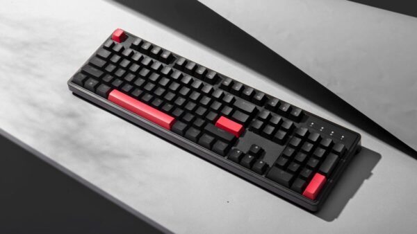 το entry-level μηχανικό πληκτρολόγιο gaming QMK/VIA με διάταξη 100% και polling rate 1000 Hz. Με τη δομή στεγανοποίησης