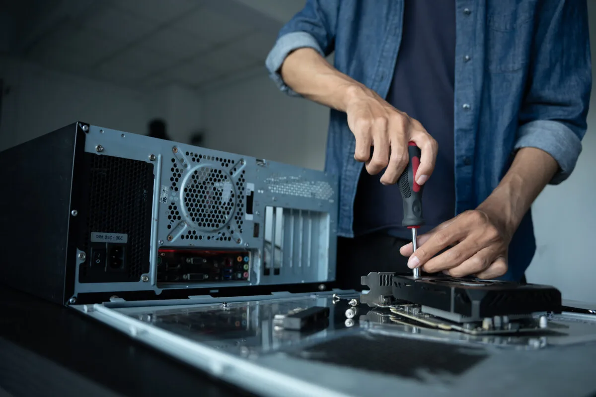 Τεχνικός CNSTECH σε εργασία επισκευής μητρικής πλακέτας